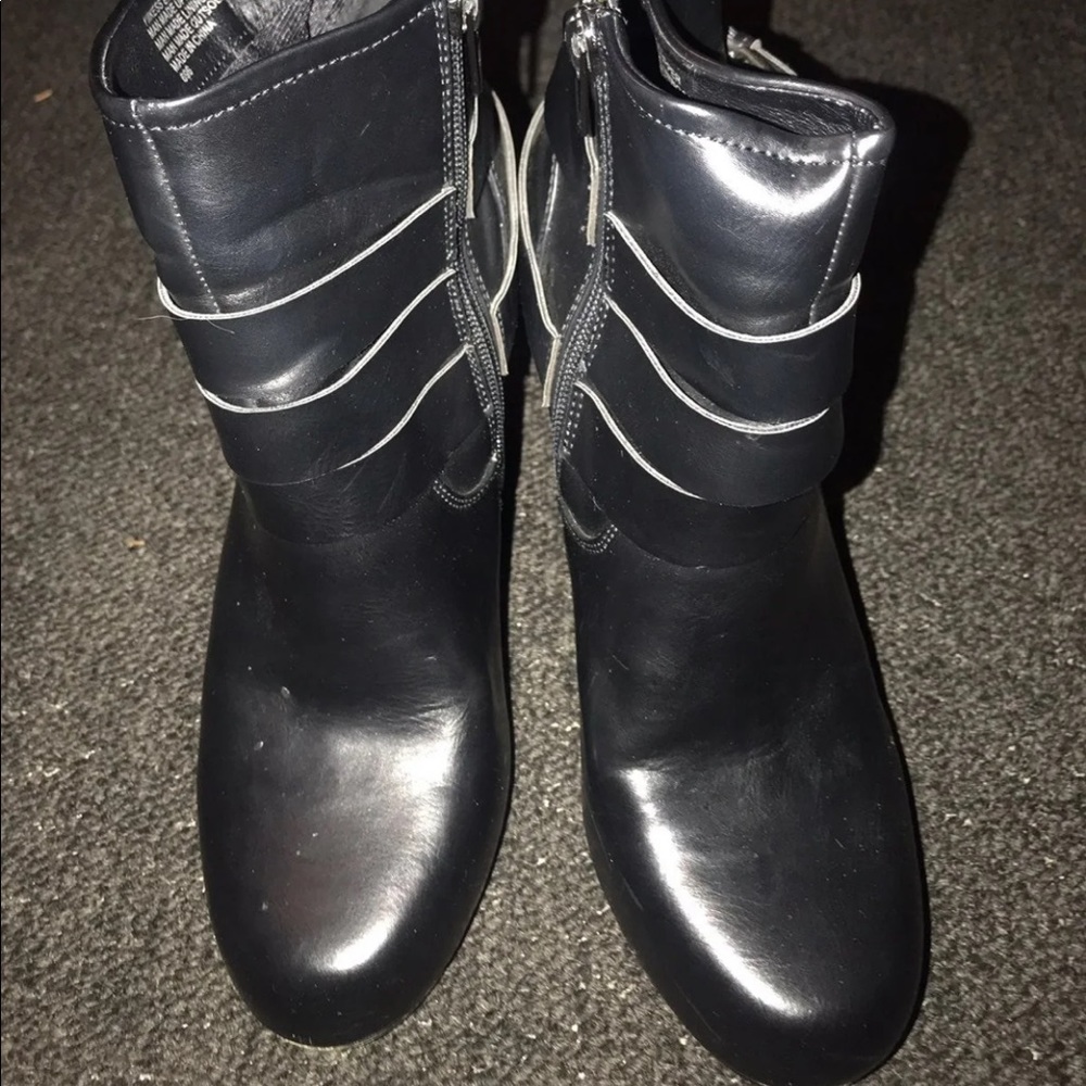 Size 8.5 Steve Madden boots.